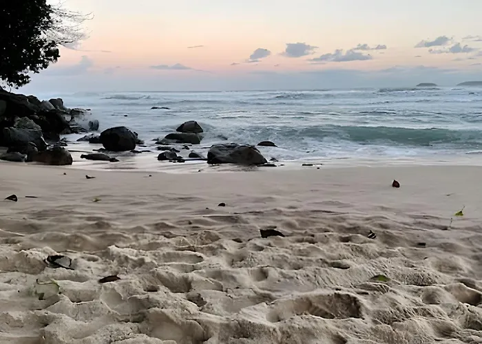 150m da Praia das Toninhas Com Varanda Gourmet